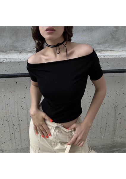Siyah Madonna Yaka Kısa Kollu Crop Bluz