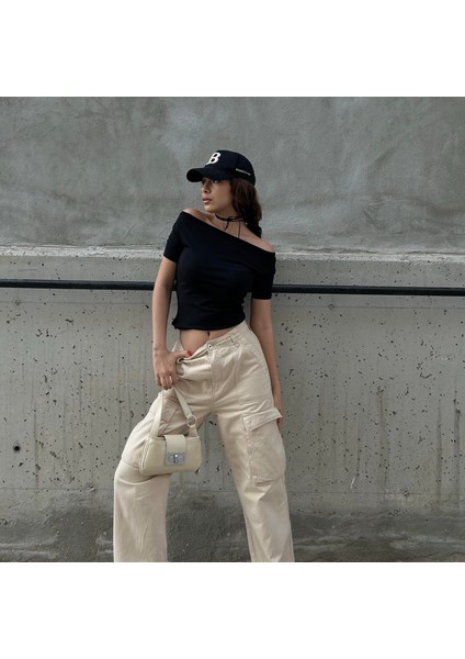 Siyah Madonna Yaka Kısa Kollu Crop Bluz fırsatları