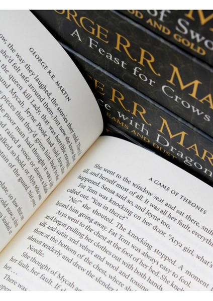 A Game Of Thrones: The Story Continues. 7 Volumes Boxed Set (A Song Of Ice And Fire) - George R. R. Martin