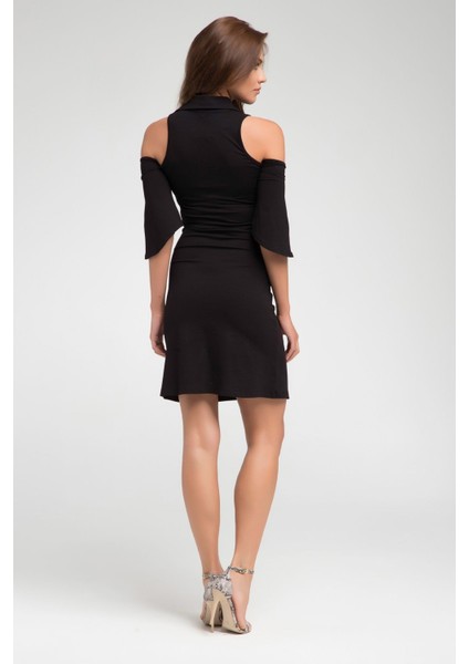 Siyah Omuz Dekolteli Yakada Büzgü Detaylı Elbise Gündüz Gece Şıklığı 24L7541