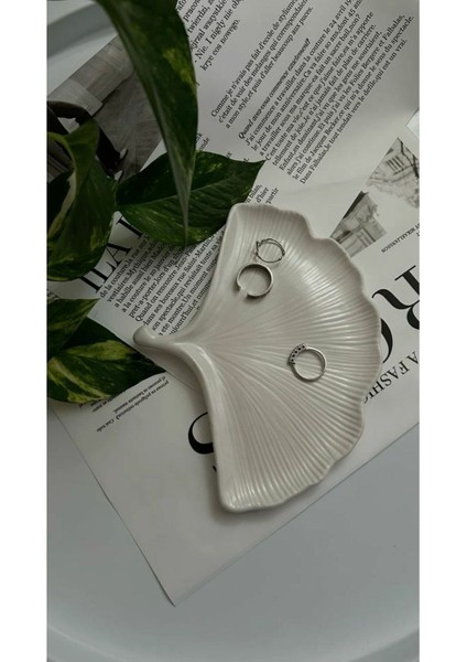 Yaprak Tasarımlı Şık Dekoratif Tabak, Modern ve Zarif Ev Dekorasyonu Için Ideal. fırsatları