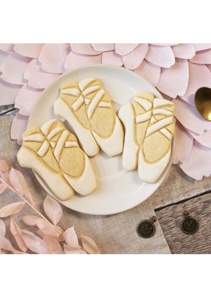 Balerin Elbisesi ve Ayakkabısı, Kurabiye ve Şeker Hamuru Kalıbı Seti fırsatları