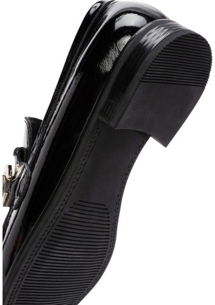 Kadın Siyah Toka Detaylı Rugan Deri Maskülen Loafer 24WFD200616