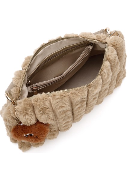 Kadın Bej Aksesuar Detaylı Peluş Omuz Çantası 24WBD2668PH