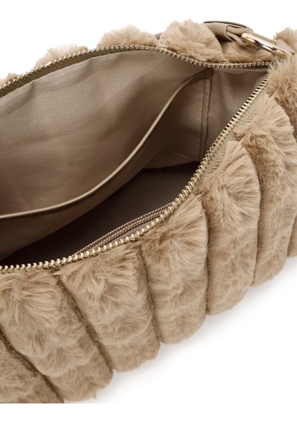 Kadın Bej Aksesuar Detaylı Peluş Omuz Çantası 24WBD2668PH