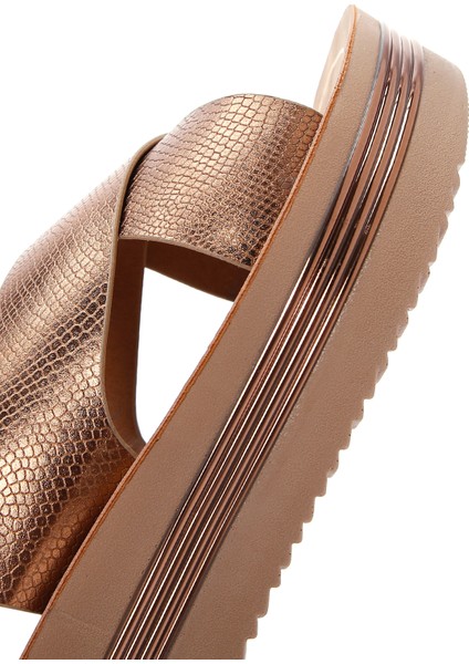 Kadın Bronz Kalın Tabanlı Metalik Sandalet 25SFE461432