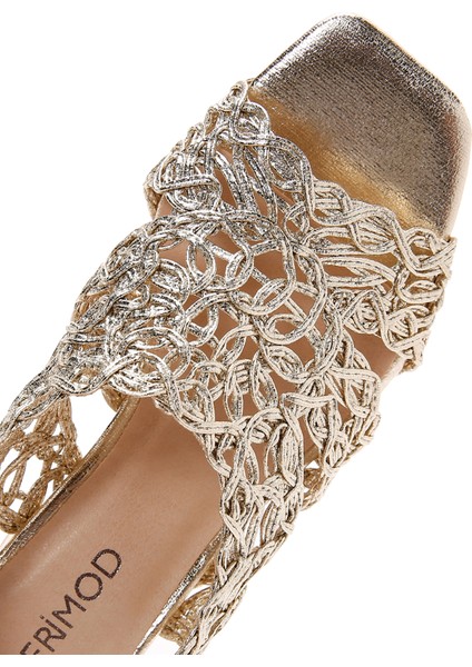 Kadın Altın Örgülü Metalik Kalın Kısa Topuklu Sandalet 25SFD440632