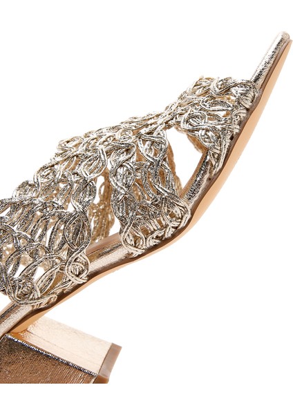 Kadın Altın Örgülü Metalik Kalın Kısa Topuklu Sandalet 25SFD440632