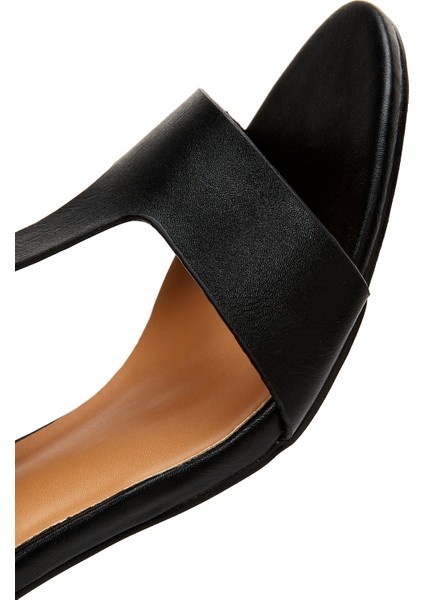 Kadın Siyah Bilekten Bantlı Kalın Topuklu Sandalet 25SFE462018