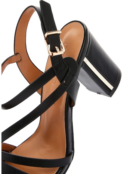 Kadın Siyah Bilekten Bantlı Kalın Topuklu Sandalet 25SFE462118