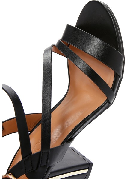 Kadın Siyah Bilekten Bantlı Kalın Topuklu Sandalet 25SFE462118