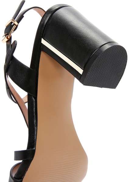 Kadın Siyah Bilekten Bantlı Kalın Topuklu Sandalet 25SFE462118