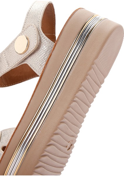 Kadın Altın Bilekten Bantlı Kalın Tabanlı Metalik Sandalet 25SFE461832