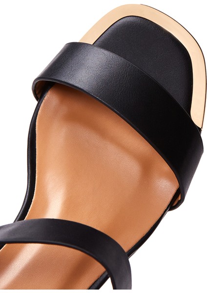 Kadın Siyah Bilekten Bantlı Kısa Kalın Topuklu Sandalet 25SFE461918