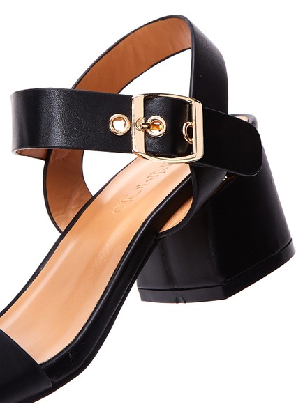 Kadın Siyah Bilekten Bantlı Kısa Kalın Topuklu Sandalet 25SFE461918