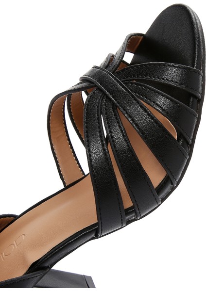 Kadın Siyah Bilekten Bantlı Kalın Topuklu Sandalet 25SFE462218