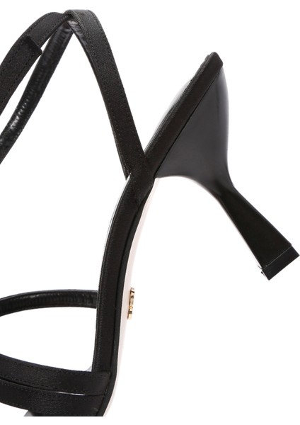 Kadın Siyah Bilekten Bantlı Topuklu Sandalet 25SFE39046F