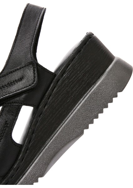 Kadın Siyah Kalın Tabanlı Bilekten Bantlı Deri Comfort Sandalet 25SFD320818