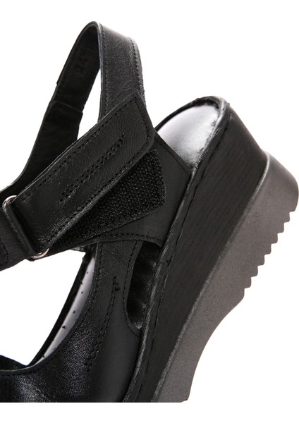 Kadın Siyah Kalın Tabanlı Bilekten Bantlı Deri Comfort Sandalet 25SFD320818