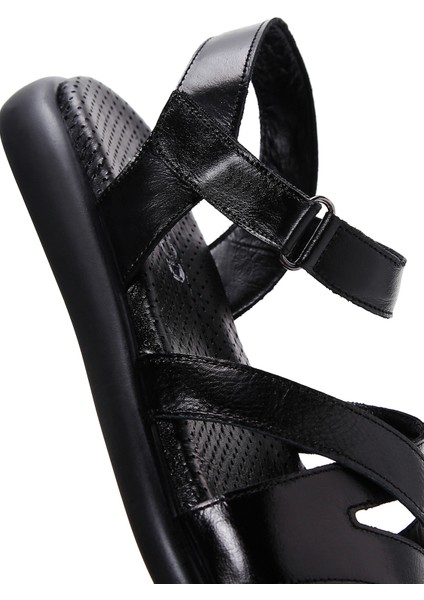 Kadın Siyah Bilekten Bantlı Deri Sandalet 25SFD360618