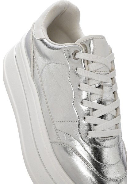 Kadın Gümüş Bağcıklı Kalın Tabanlı Metalik Sneaker 25SFD431032