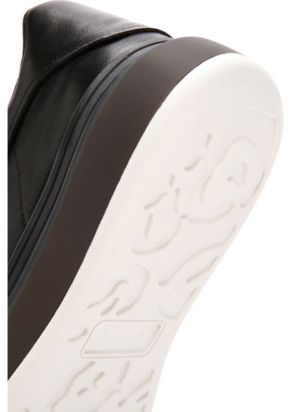 Erkek Siyah Kalın Tabanlı Bağcıklı Deri Sneaker 25SFD690718