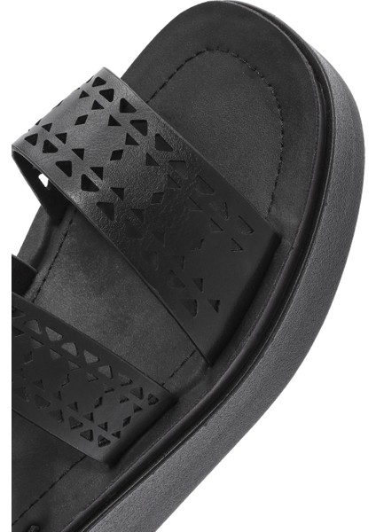 Kadın Siyah Bilekten Tokalı Kalın Tabanlı Sandalet 25SFE465818