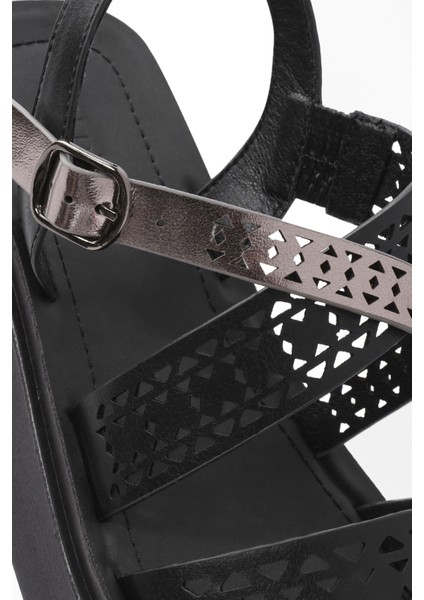 Kadın Siyah Bilekten Tokalı Kalın Tabanlı Sandalet 25SFE465818