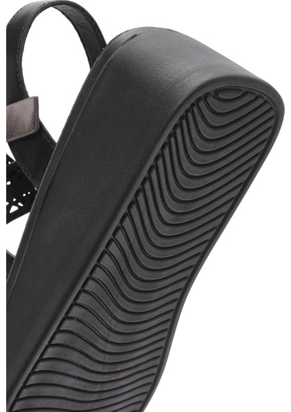 Kadın Siyah Bilekten Tokalı Kalın Tabanlı Sandalet 25SFE465818