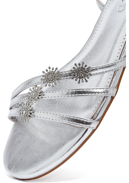 Kadın Gümüş Bilekten Tokalı Taşlı Sandalet 25SFE481132