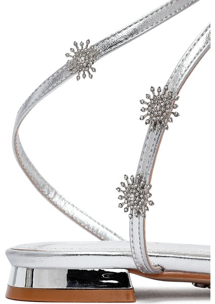 Kadın Gümüş Bilekten Tokalı Taşlı Sandalet 25SFE481132