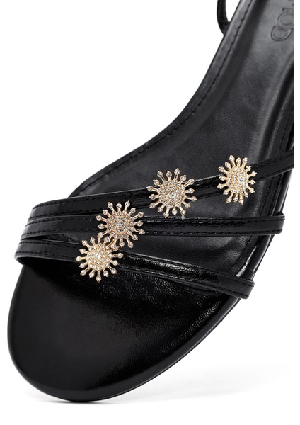 Kadın Siyah Bilekten Tokalı Taşlı Sandalet 25SFE481132