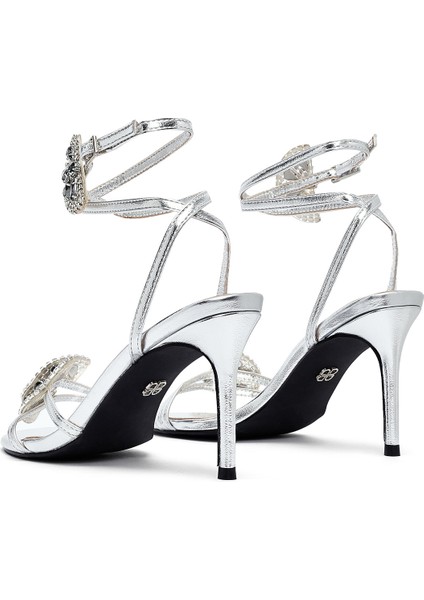 Kadın Gümüş Bilekten Tokalı Taşlı Ince Topuklu Sandalet 25SFE481932