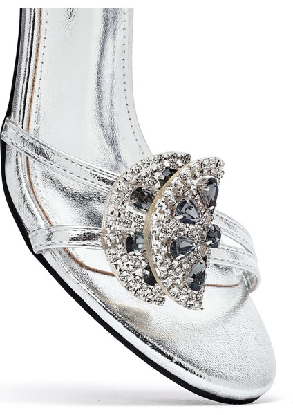 Kadın Gümüş Bilekten Tokalı Taşlı Ince Topuklu Sandalet 25SFE481932