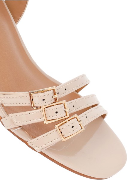 Kadın Bej Bilekten Tokalı Kalın Rugan Topuklu Sandalet 25SFE466416