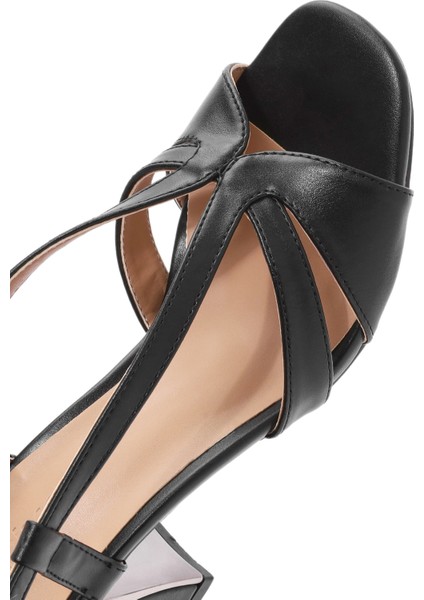 Kadın Siyah Bilekten Tokalı Kalın Topuklu Sandalet 25SFE466518