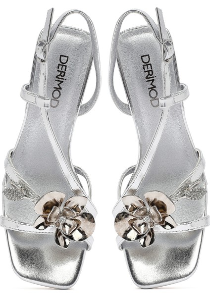 Kadın Gümüş Bilekten Tokalı Kalın Topuklu Metalik Sandalet 25SFD442632