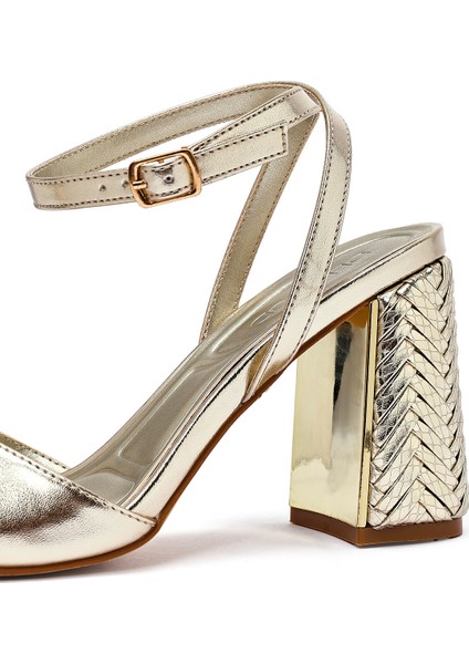 Kadın Altın Bilekten Tokalı Yüksek Kalın Topuklu Metalik Sandalet 25SFE493332