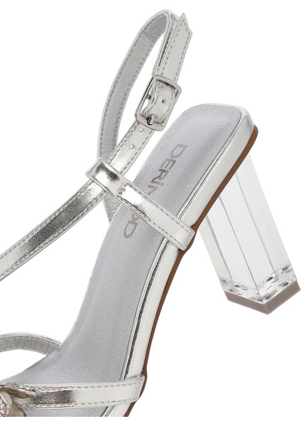 Kadın Gümüş Bilekten Tokalı Kalın Topuklu Metalik Sandalet 25SFD442632