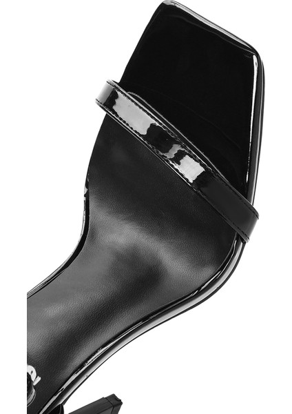 Kadın Siyah Bilekten Bağlamalı Yüksek Ince Topuklu Sandalet 25SFE493716