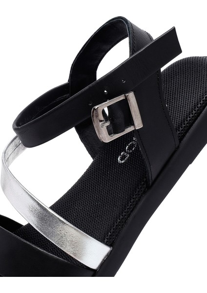 Kadın Siyah Bilekten Tokalı Deri Sandalet 25SFD351018