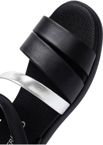 Kadın Siyah Bilekten Tokalı Deri Sandalet 25SFD351018