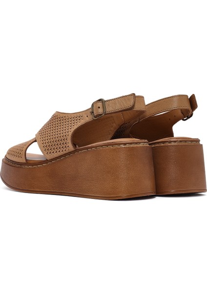 Kadın Taba Bilekten Bağlamalı Baskılı Dolgu Topuklu Deri Comfort Sandalet 25SFD342126