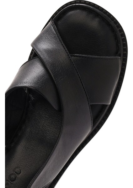 Kadın Siyah Bilekten Tokalı Kısa Topuklu Deri Sandalet 25SFD342818