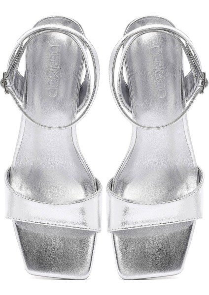 Kadın Gümüş Bilekten Tokalı Kalın Topuklu Metalik Sandalet 25SFE451632