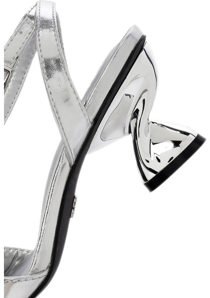 Kadın Gümüş Bilekten Tokalı Kalın Topuklu Metalik Sandalet 25SFE451632