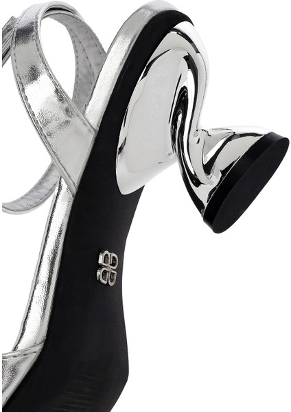 Kadın Gümüş Bilekten Tokalı Kalın Topuklu Metalik Sandalet 25SFE451632