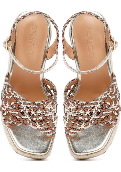 Kadın Altın Bilekten Tokalı Dolgu Topuklu Örgü Sandalet 25SFE451829