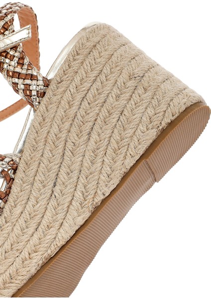 Kadın Altın Bilekten Tokalı Dolgu Topuklu Örgü Sandalet 25SFE451829