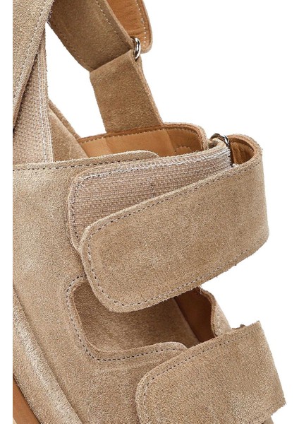 Kadın Bej Çift Bantlı Süet Deri Sandalet 25SFD152910